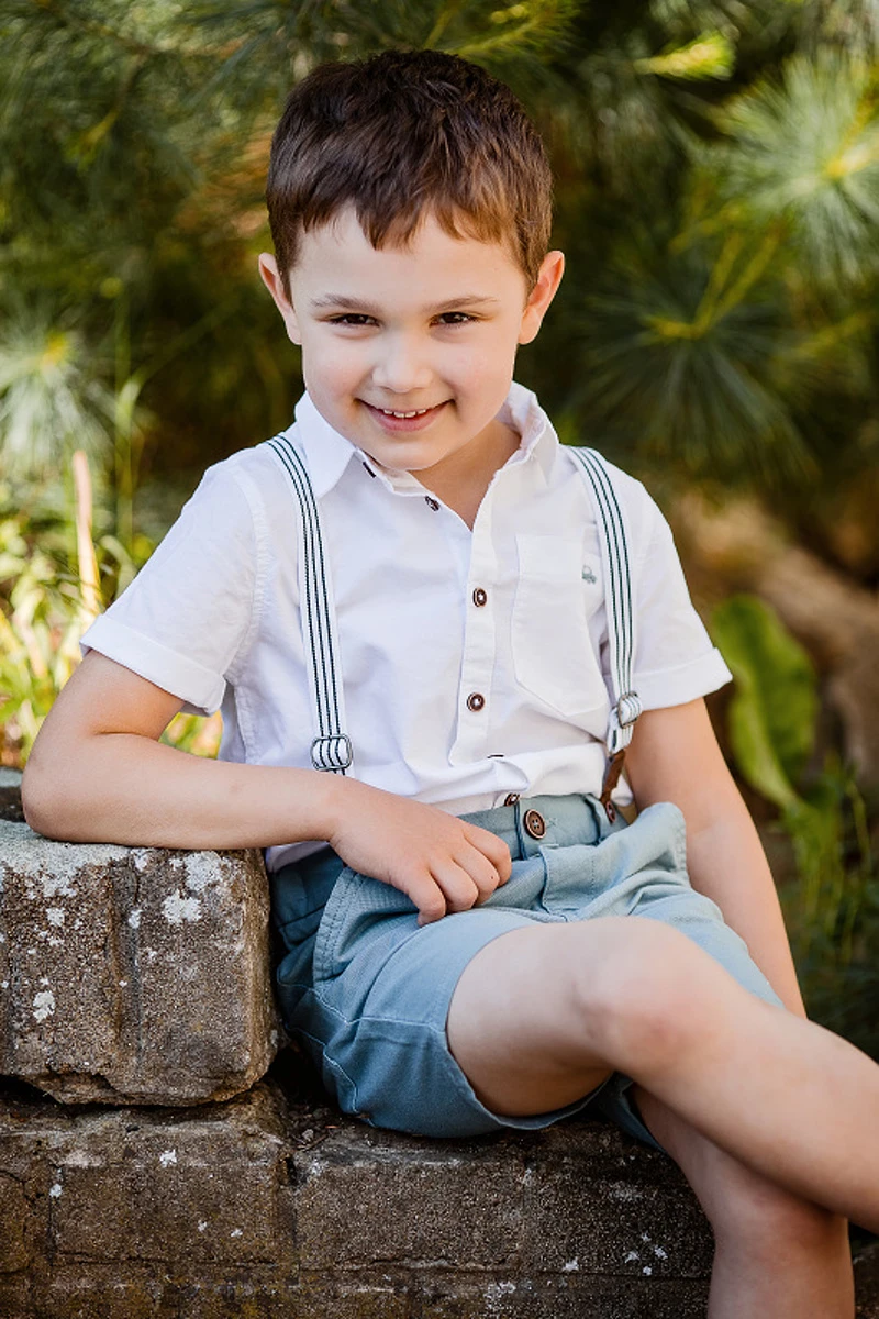 Chlapec v bílé košili při portrétním focení ve školce