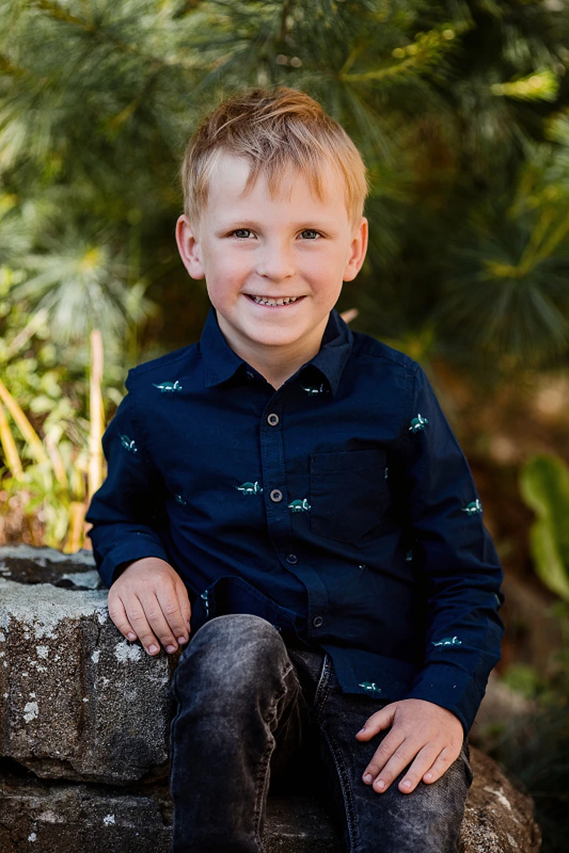 Chlapec v košili — ukázka vhodného oblečení na školní focení