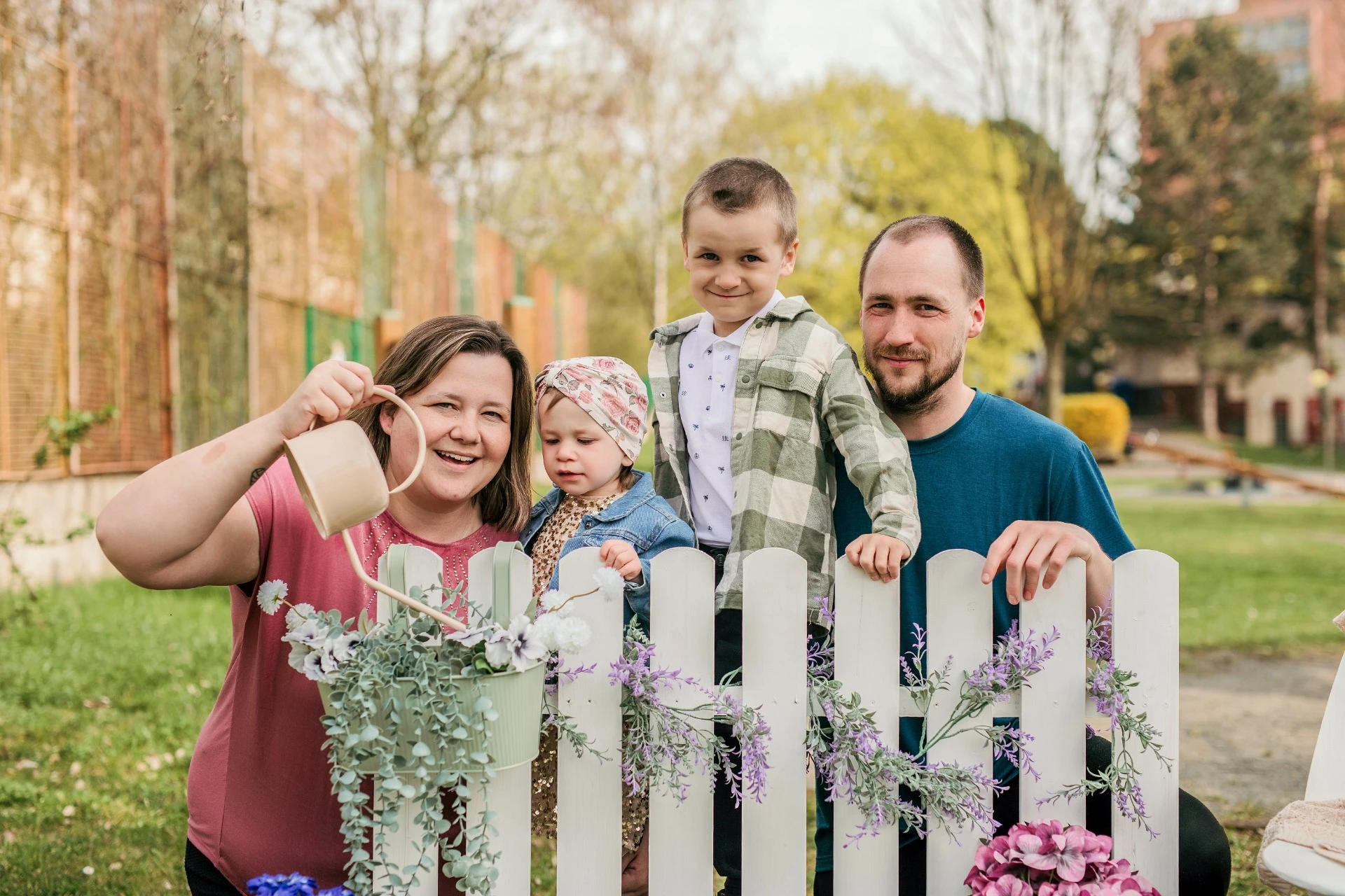 Jarní rodinné focení ve školce Praha – rodina s dcerou na zahradě