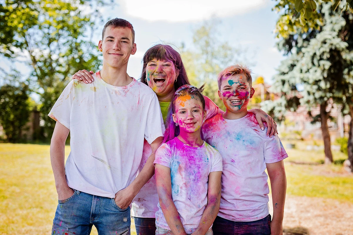 Barevné venkovní rodinné focení ve školce Praha