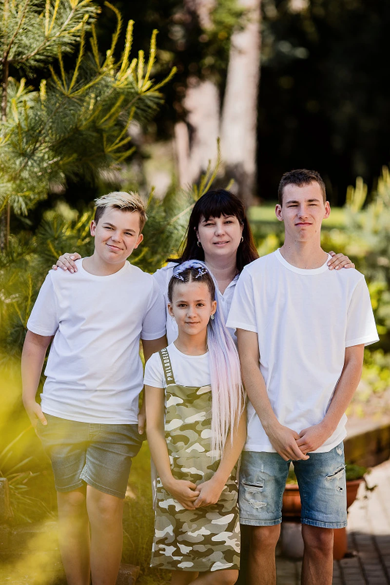 Venkovní rodinné focení ve školce Praha – rodina se staršími dětmi